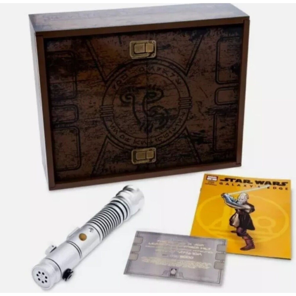 New Star Wars Galaxy’s Edge Ki Adi Mundi Legacy Lightsaber Hilt Box Set LE 6000